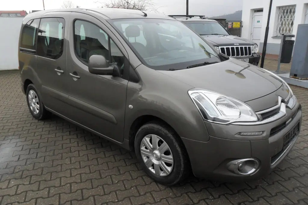 Citroen Berlingo 1.6 HDi, r. 2013, Servisní kniha